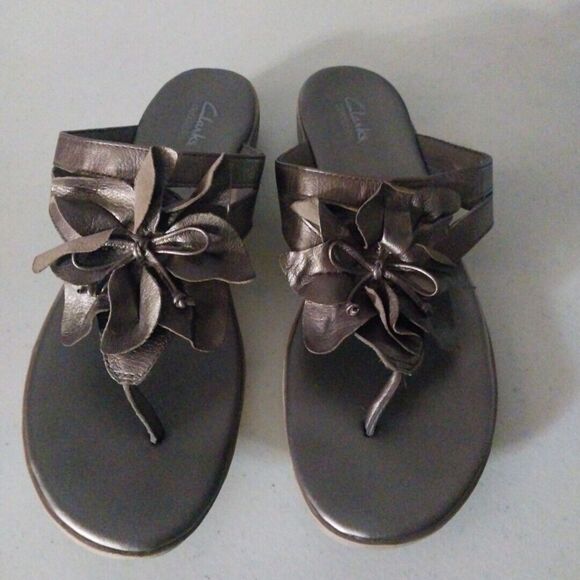 Clarks Bendable Thong Sandals #37098 Bronze Pewter Leather Floral Bow Size 11M - Picture 1 of 11